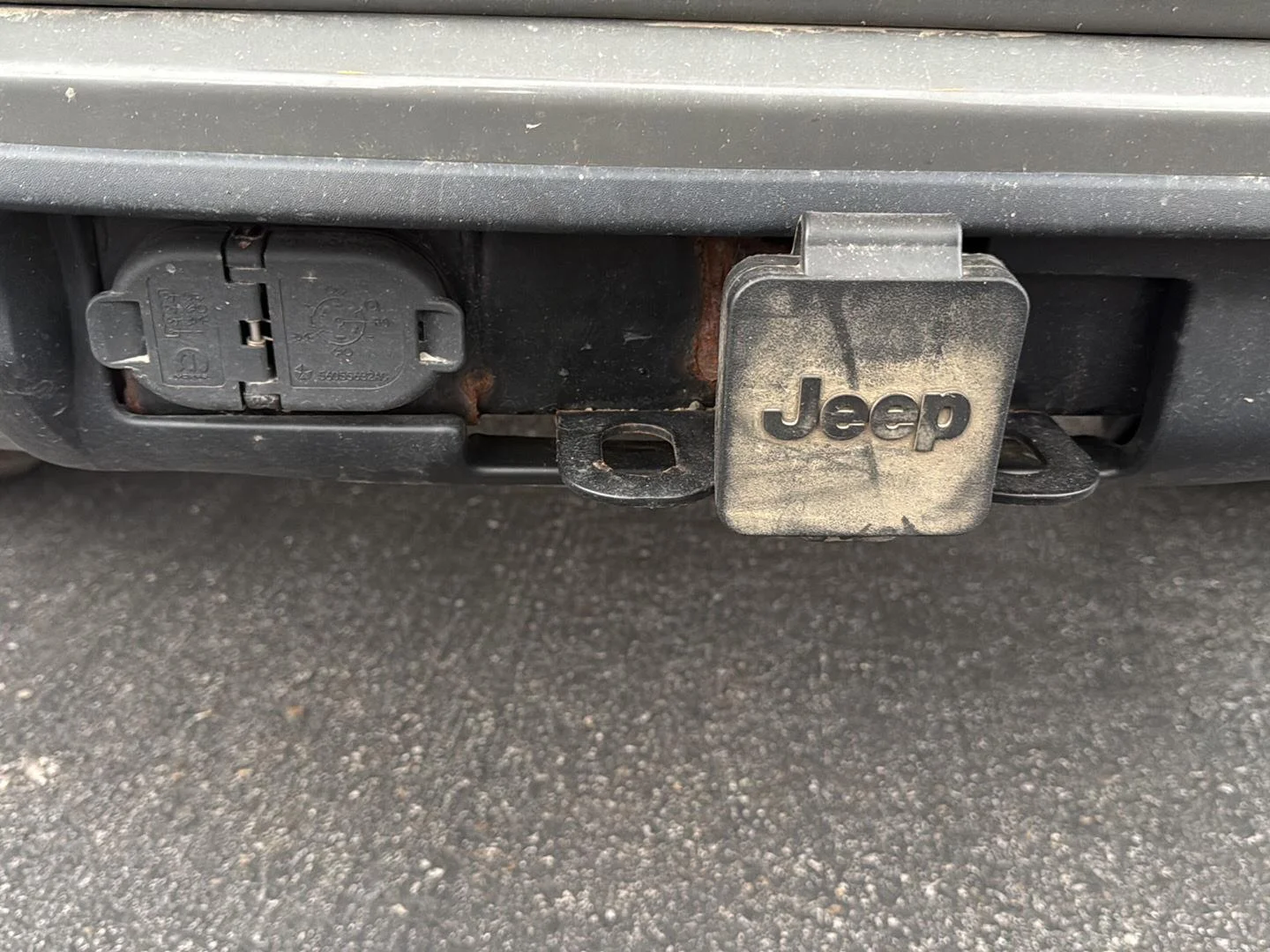Used 2022 Sting-Gray Clearcoat Jeep Laredo X image 24