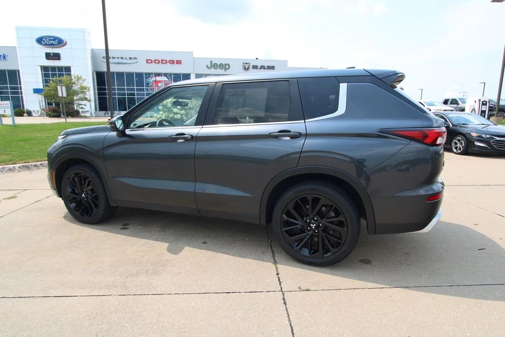 Used 2024  Mitsubishi SE image 18