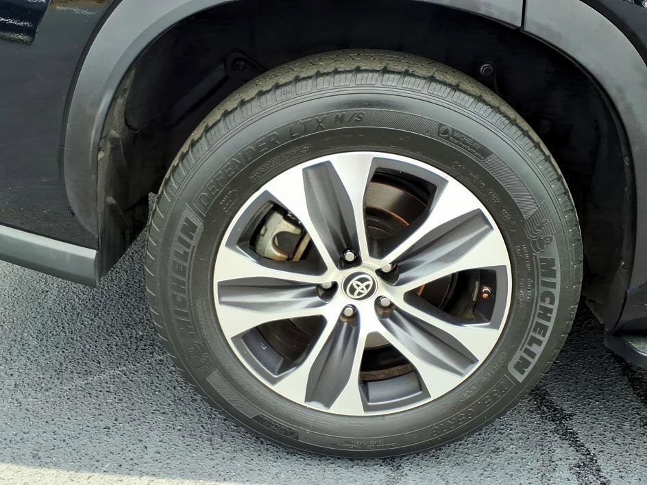 Used 2020 Midnight Black Metallic Toyota Hybrid XLE image 8