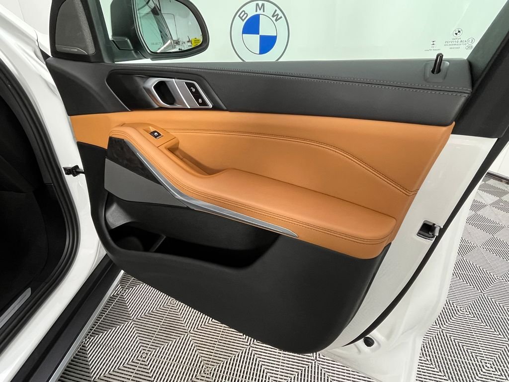 Used 2024 White BMW xDrive40i image 25