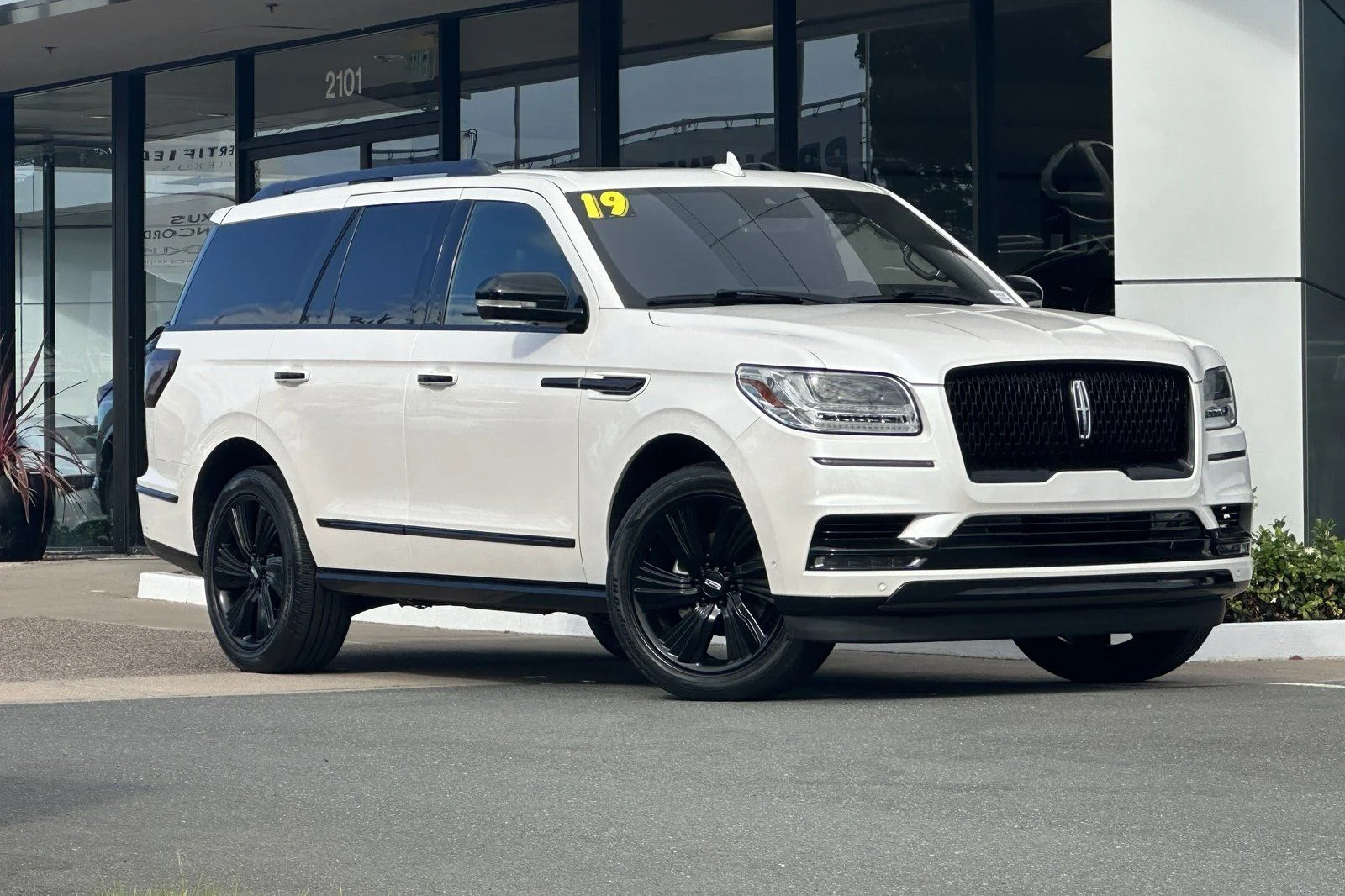 Used 2019 White Platinum Clearcoat Metallic Lincoln Reserve image 2