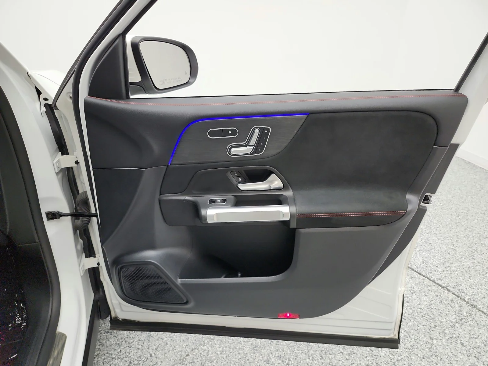 Used 2022 Polar White Mercedes-Benz GLB 250 SUV image 18