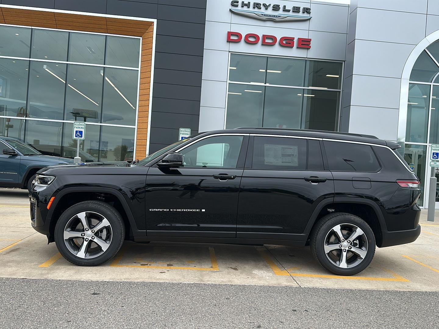 New 2026 Diamond Black Crystal Pearl-Coat Exterior Paint Jeep Limited image 2