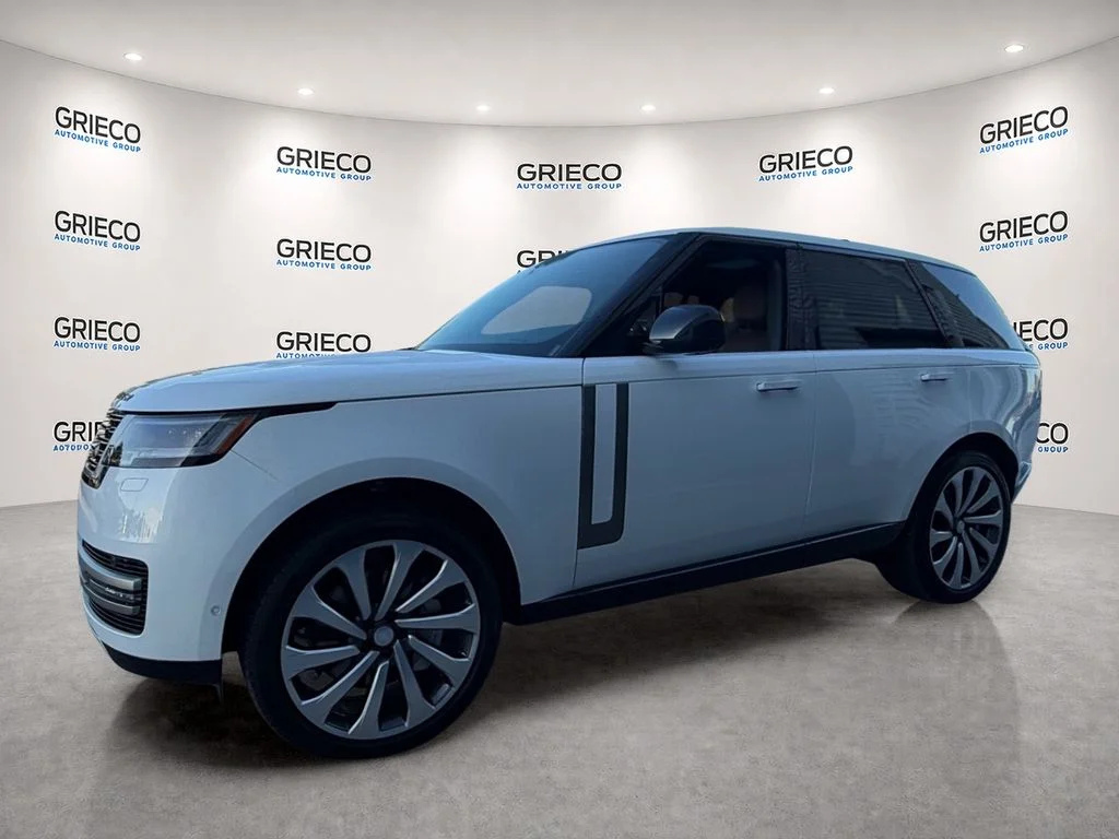 Used 2025 Ostuni Pearl White Land Rover SE image 3