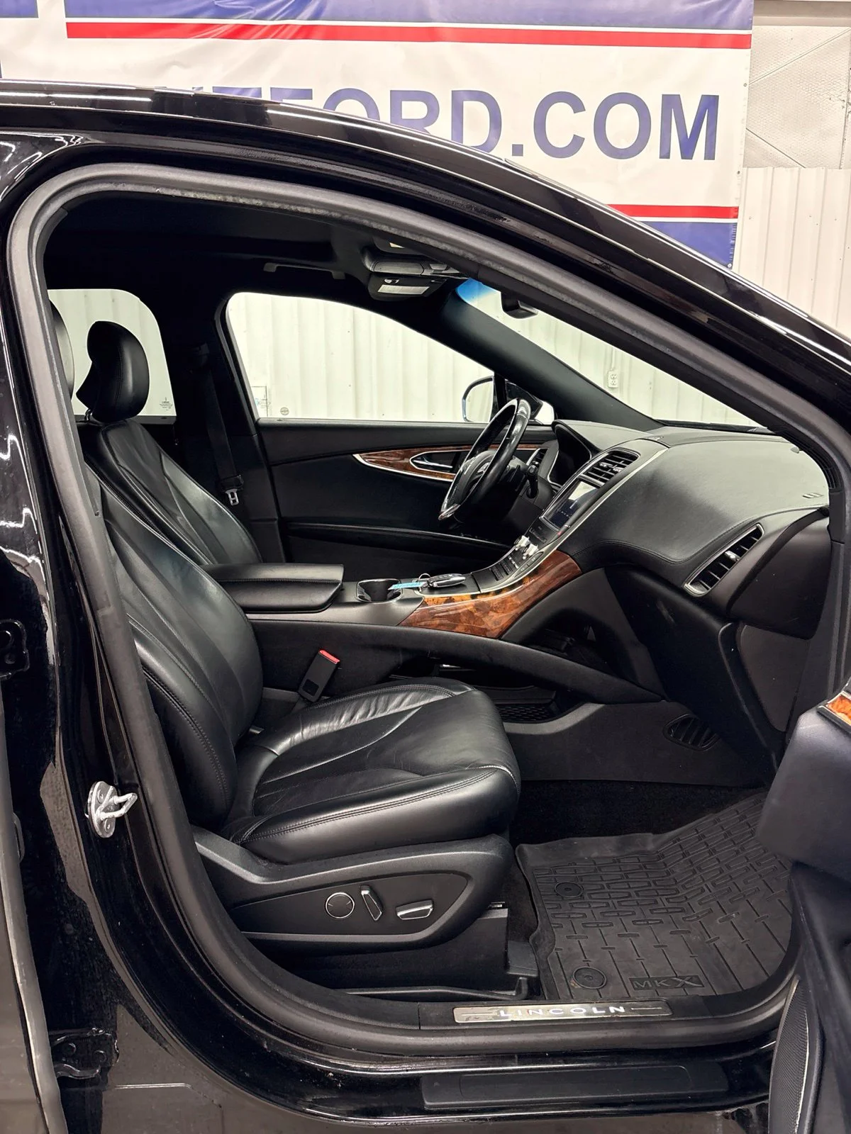 Used 2018 Black Velvet Lincoln Reserve image 21