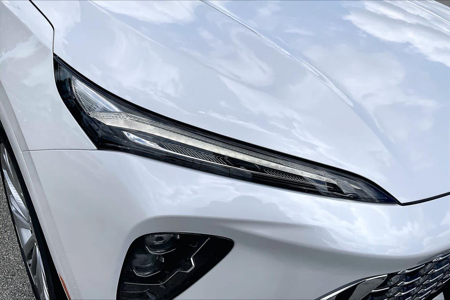Used 2025 White Frost Tricoat Buick Avenir image 28