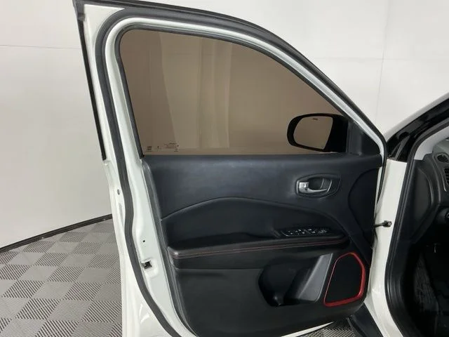 Used 2018 White Clearcoat Jeep Trailhawk image 12