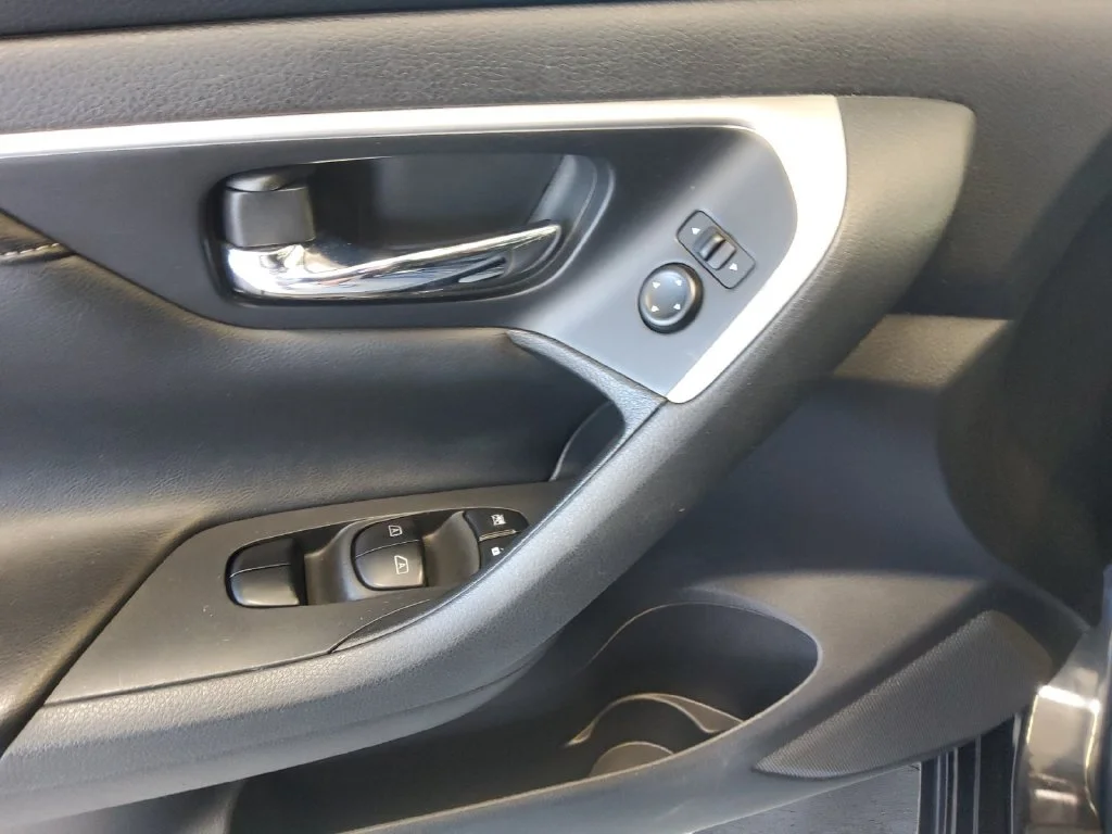 Used 2018 Blue Nissan 2.5 SL image 12