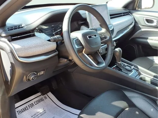 Used 2024  Jeep Latitude image 8