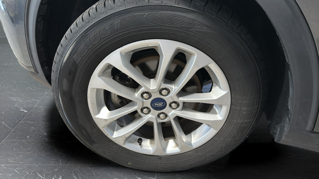 Used 2020 Magnetic Metallic Ford SE image 32