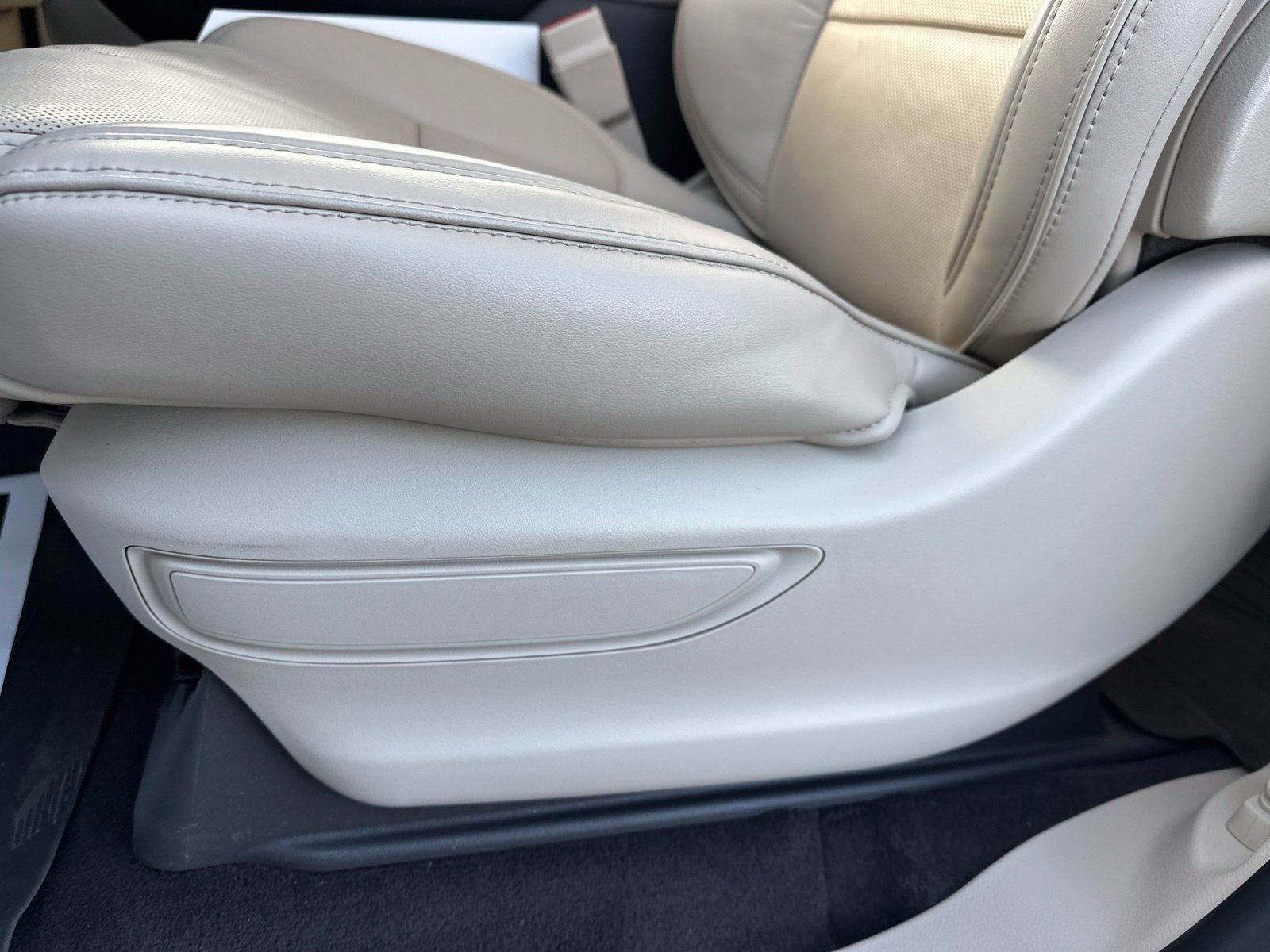 Used 2019 White Lincoln Reserve image 15