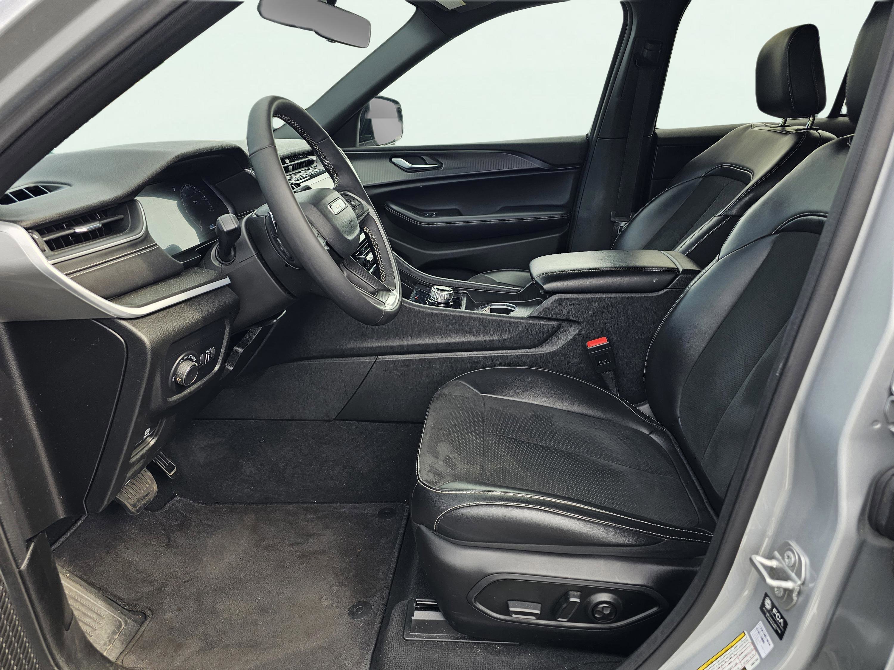 Used 2025 Silver Zynith Jeep Altitude image 16