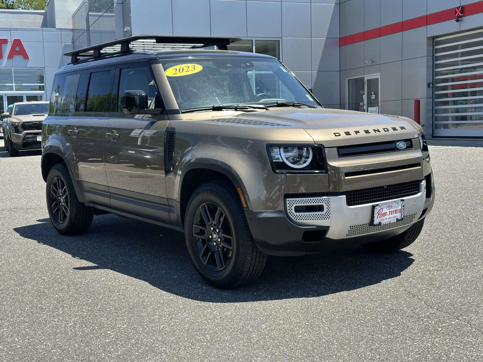 2023 Land Rover Defender S's photo