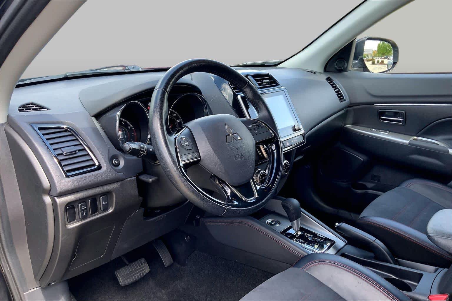 Used 2024 Labrador Black Pearl Mitsubishi SE image 17