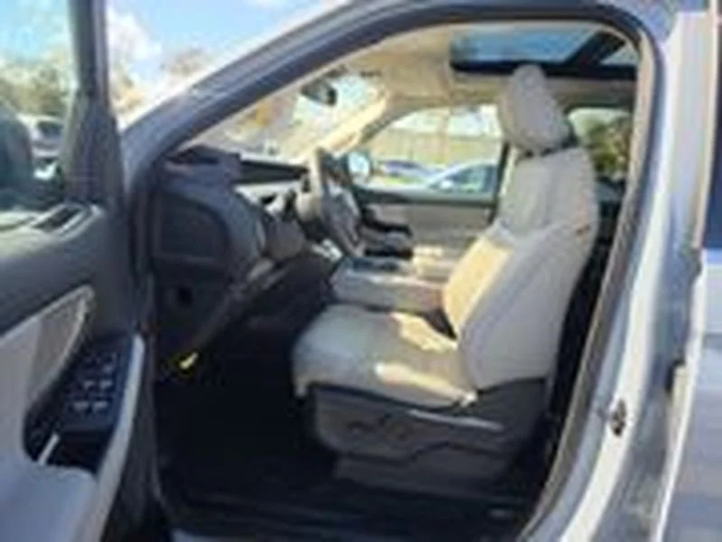 Used 2025 Glacier Gray Metallic TriCoat Ford Active image 5