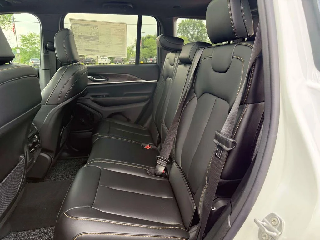 New 2026 Bright White Clear-Coat Exterior Paint Jeep Limited image 12