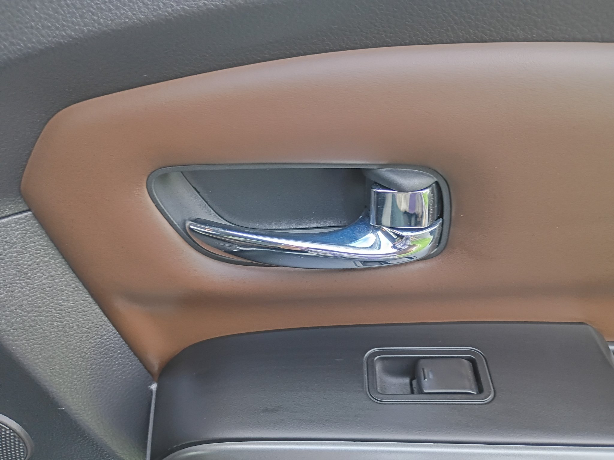 Used 2017 Pearl White Nissan Platinum Reserve image 14