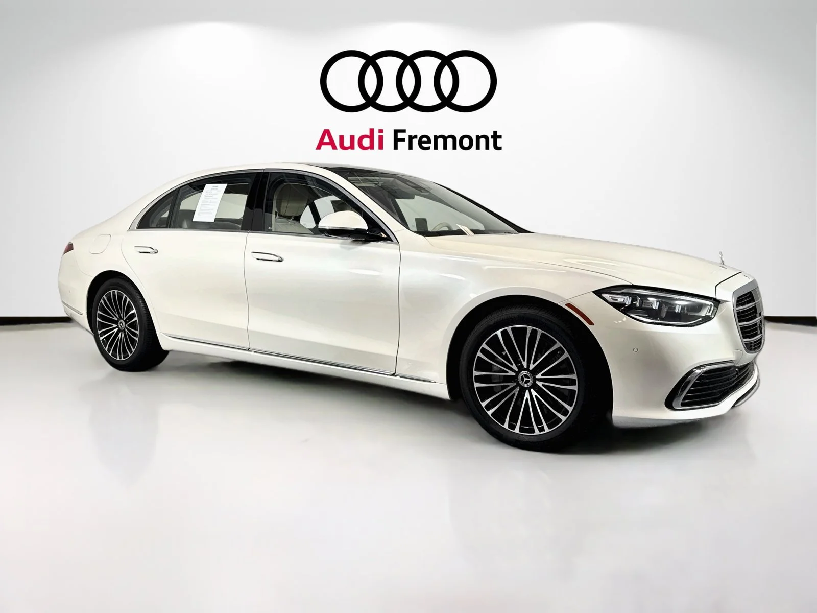 Used 2023 Manufaktur Diamond White Mercedes-Benz S 500 image 3