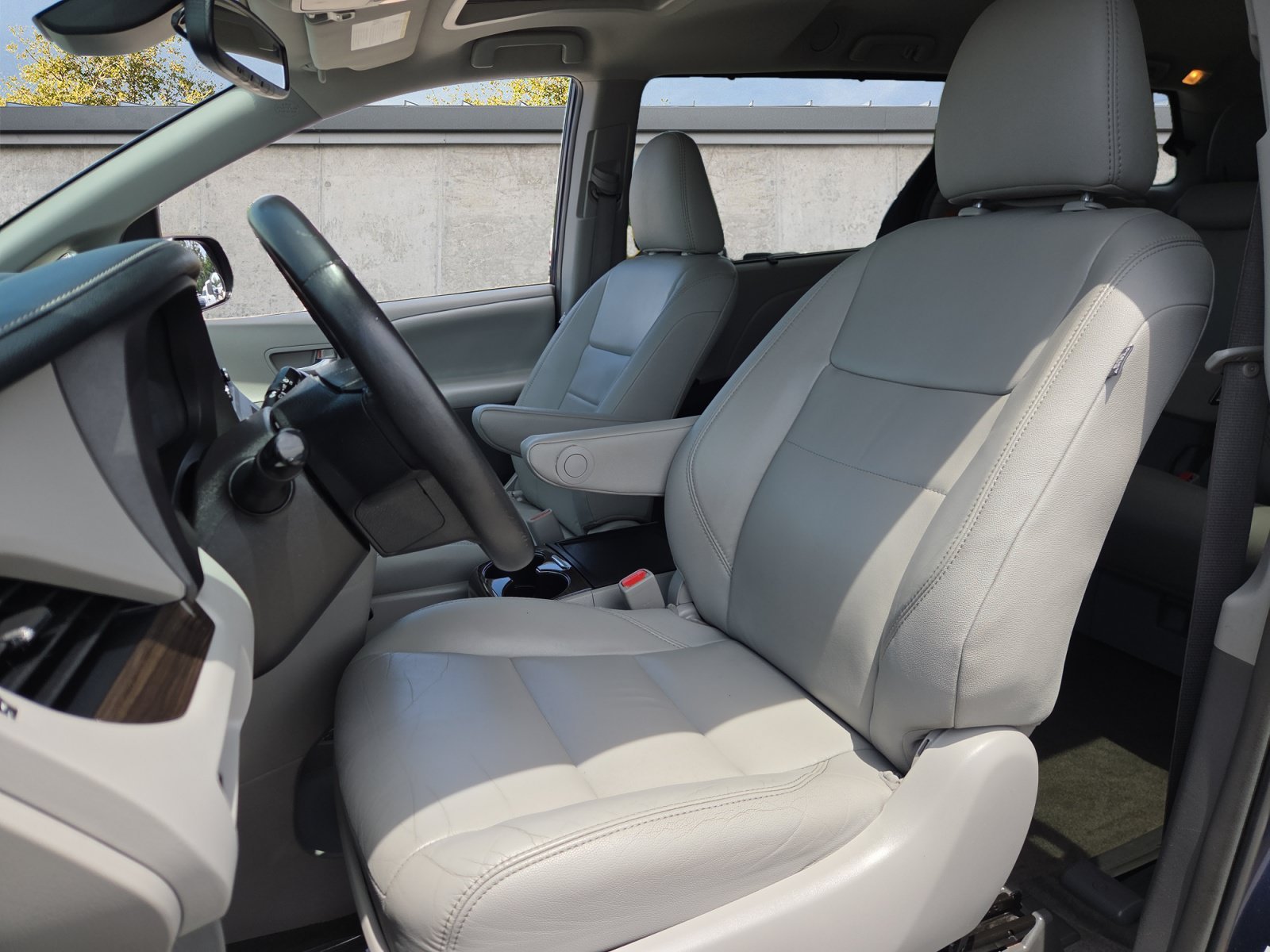 2018 Toyota Sienna XLE - Photo 9