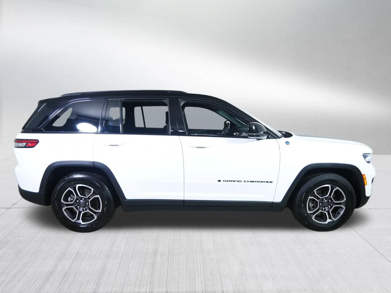 Used 2022 Bright White Clearcoat Jeep Trailhawk image 8