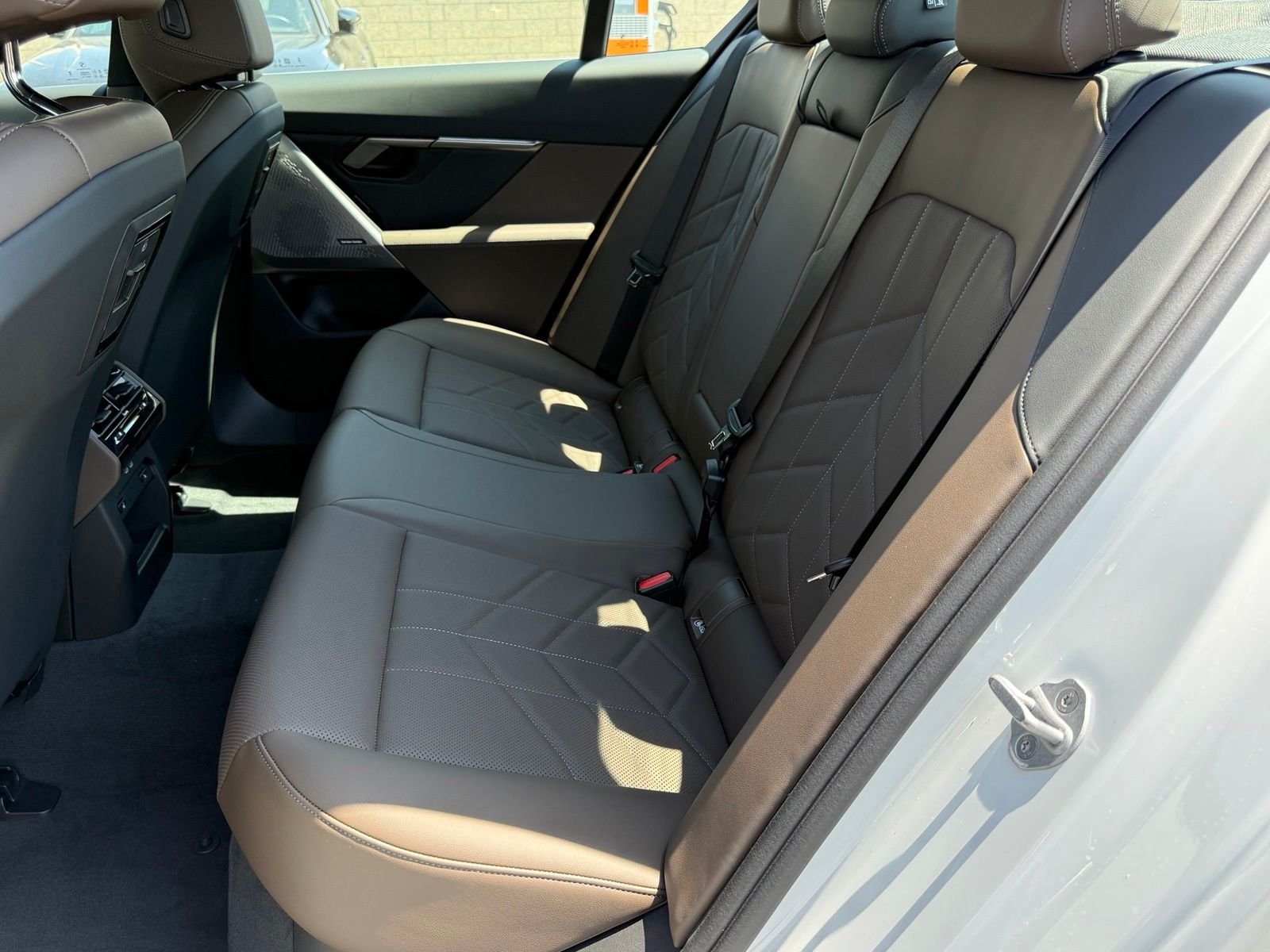 New 2027 Mineral White Metallic BMW 530i xDrive image 31