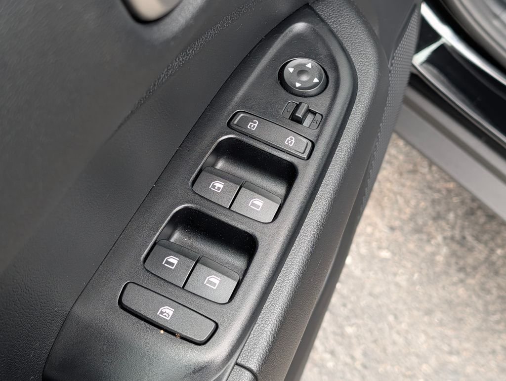 2025 Hyundai Venue SE - Photo 17