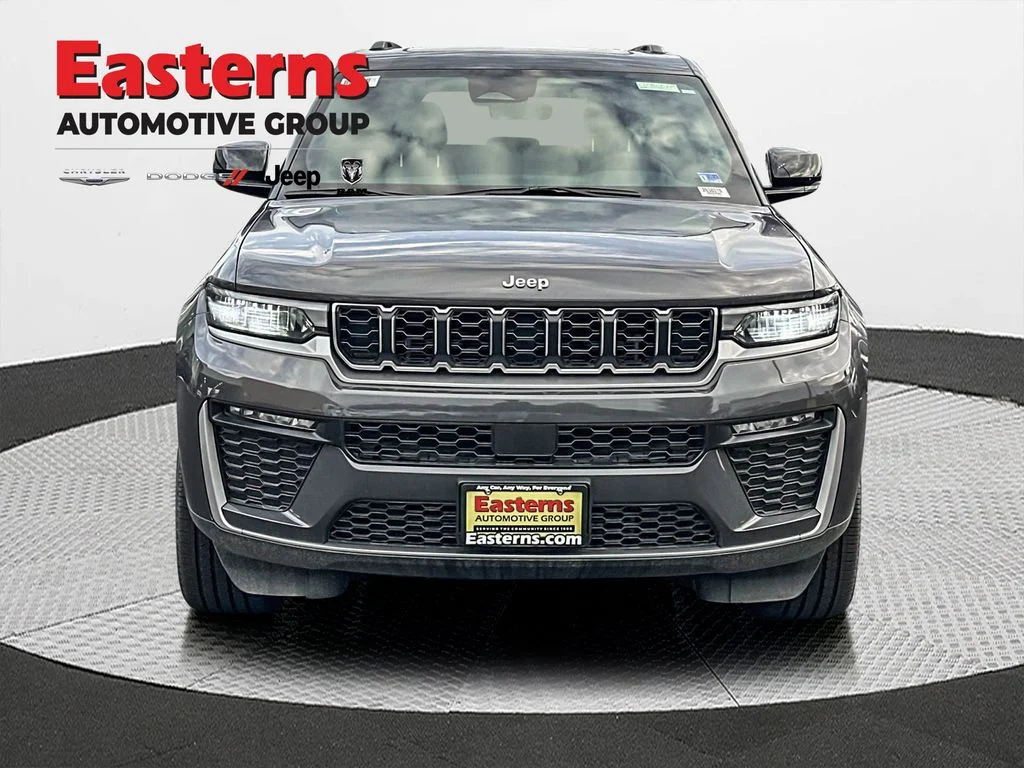 New 2026 Baltic Gray Metallic Clear-Coat Exterior Paint Jeep Limited image 3
