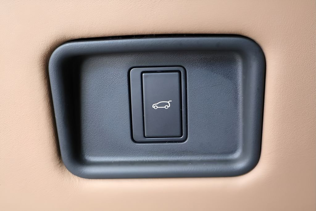 Used 2023 White Land Rover SE image 19