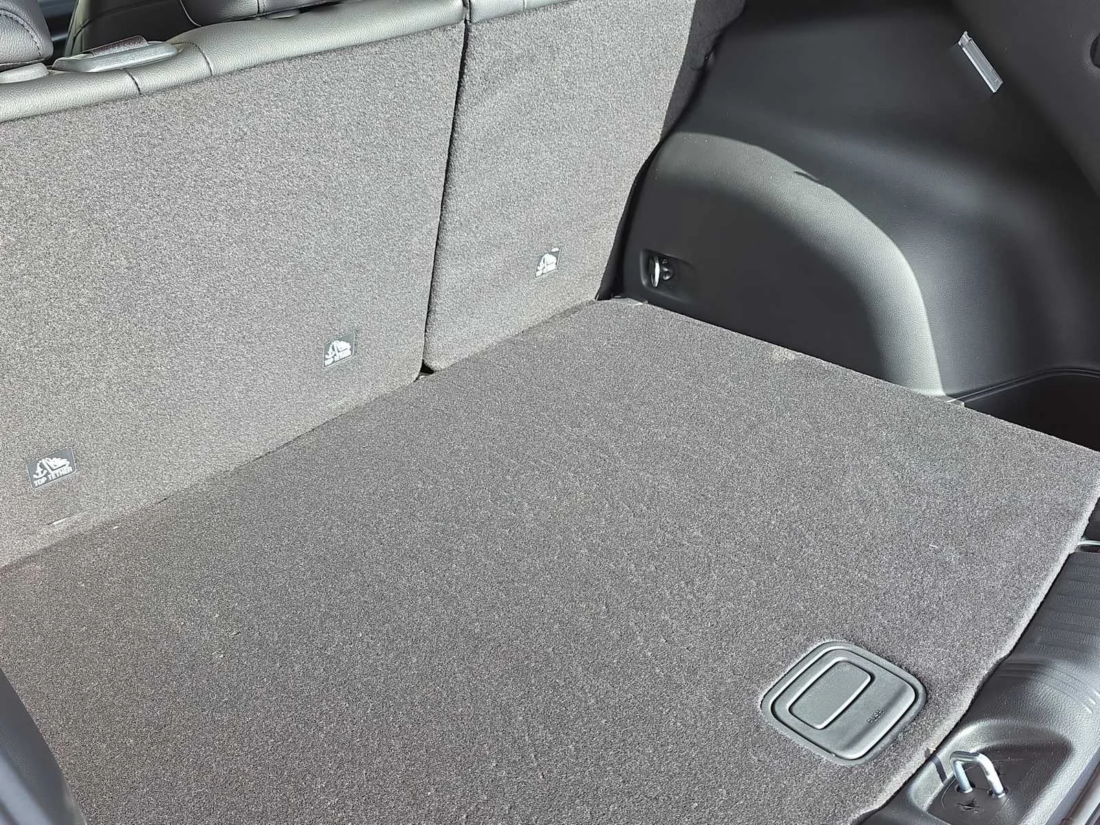 New 2026 Hydro Blue Pearl-Coat Exterior Paint Jeep Latitude image 23