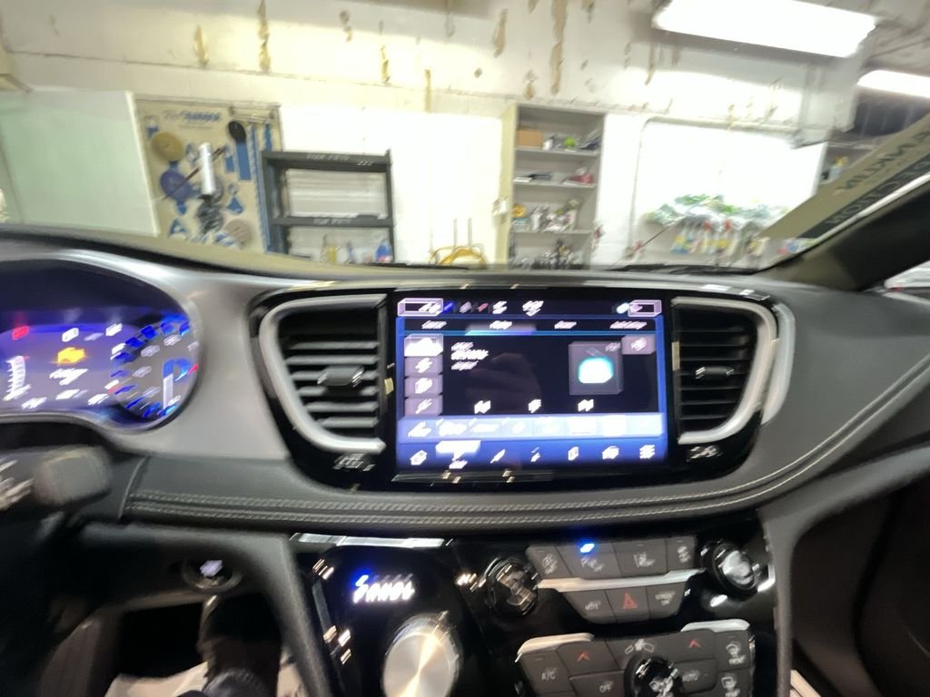 Used 2025 White Chrysler Limited image 16