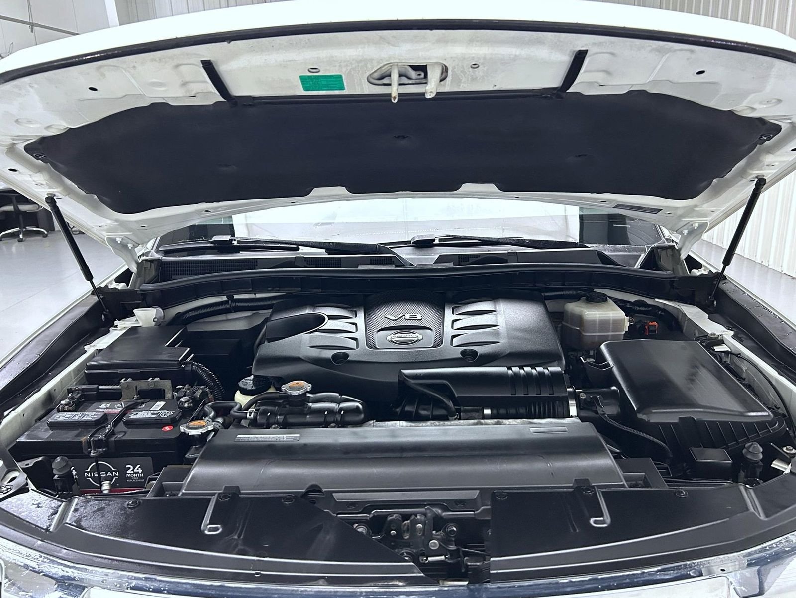 Used 2018 Pearl White Nissan Platinum image 25