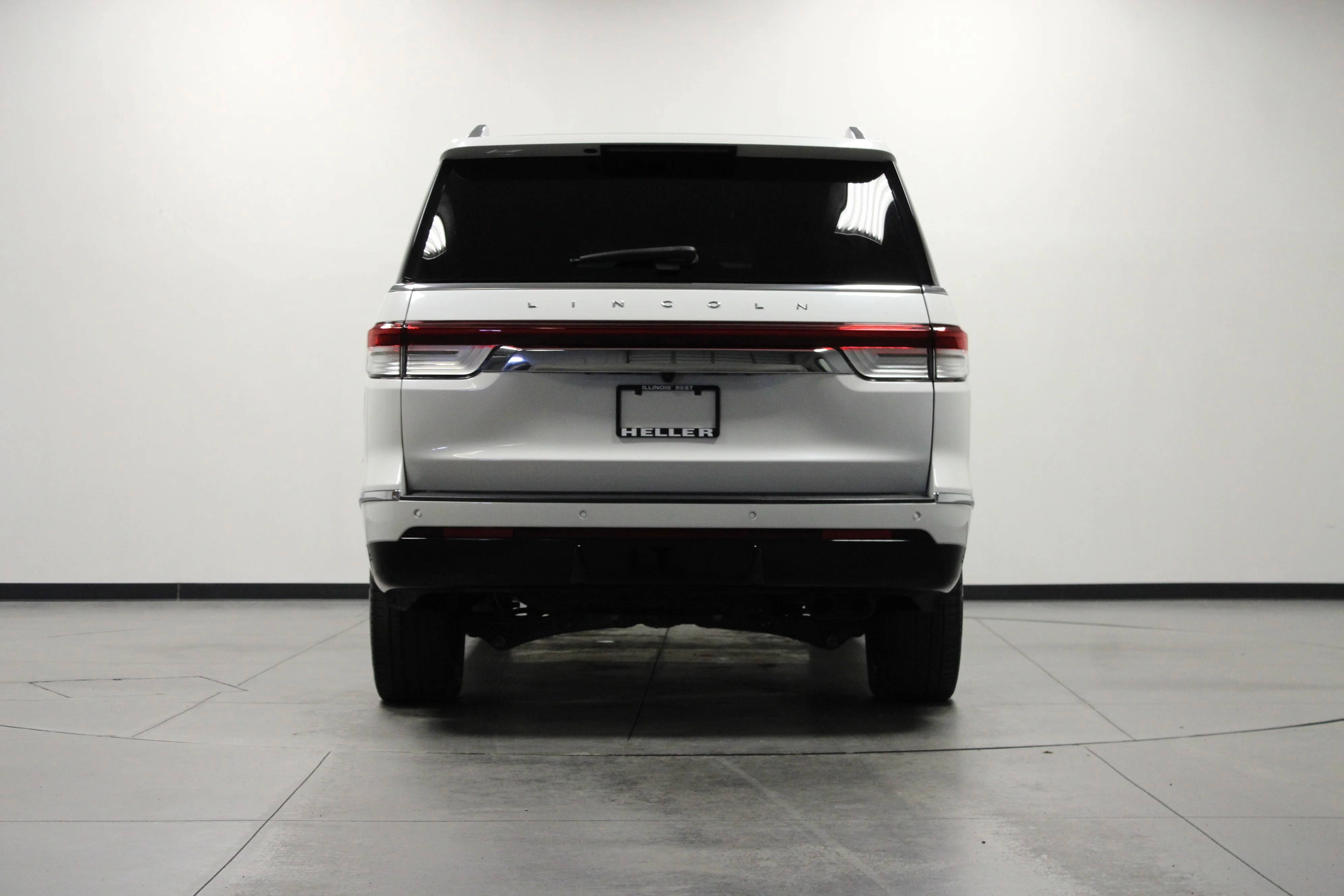 Used 2023 White Metallic Lincoln Reserve image 5