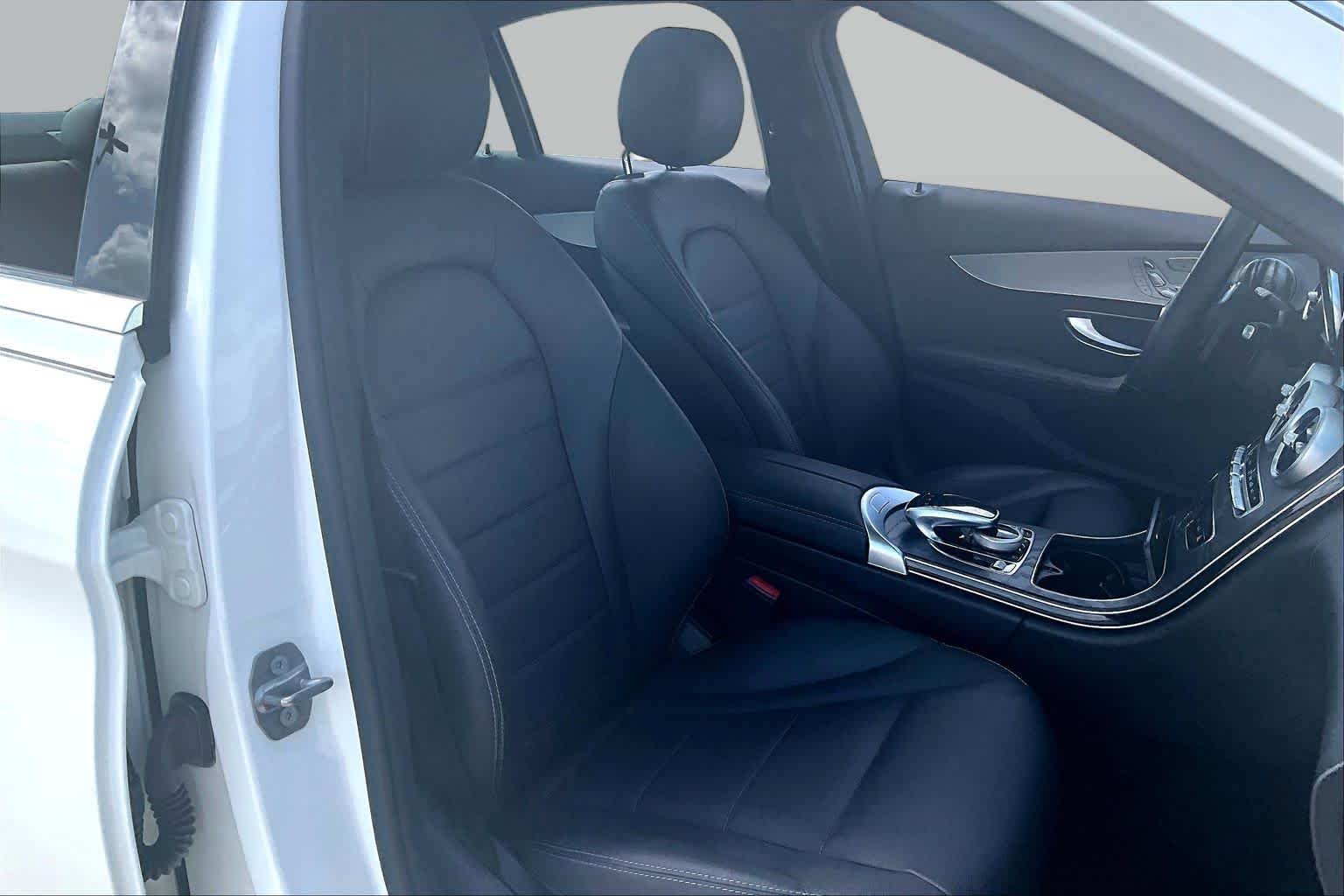 Used 2021 designo Diamond White Metallic Mercedes-Benz C 300 image 8