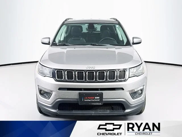 Used 2018 Silver Jeep Latitude image 2