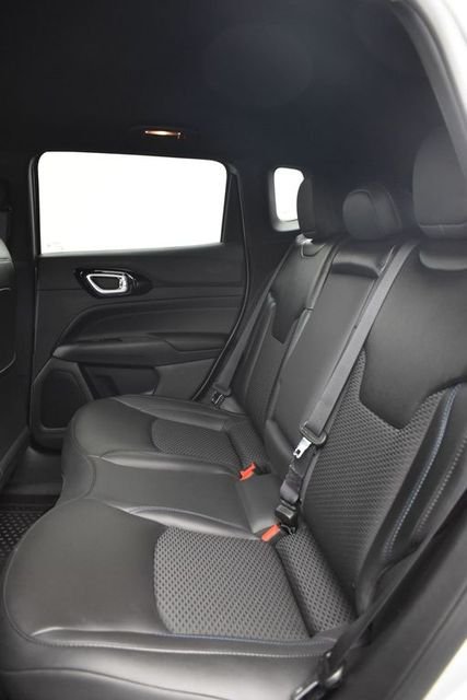 New 2026 Silver Zynith Metallic Clearcoat Jeep Latitude image 7