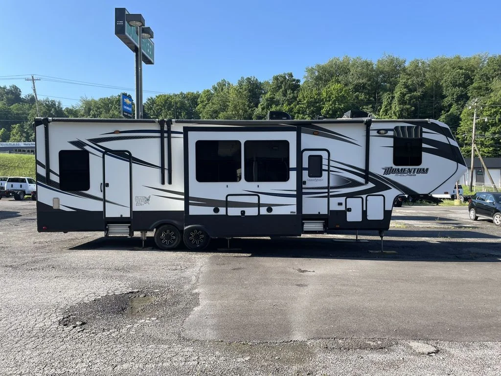 Used 2016  Grand Design Toy Hauler image 7
