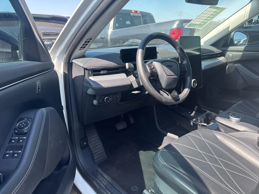 Used 2023 White Ford Select image 14