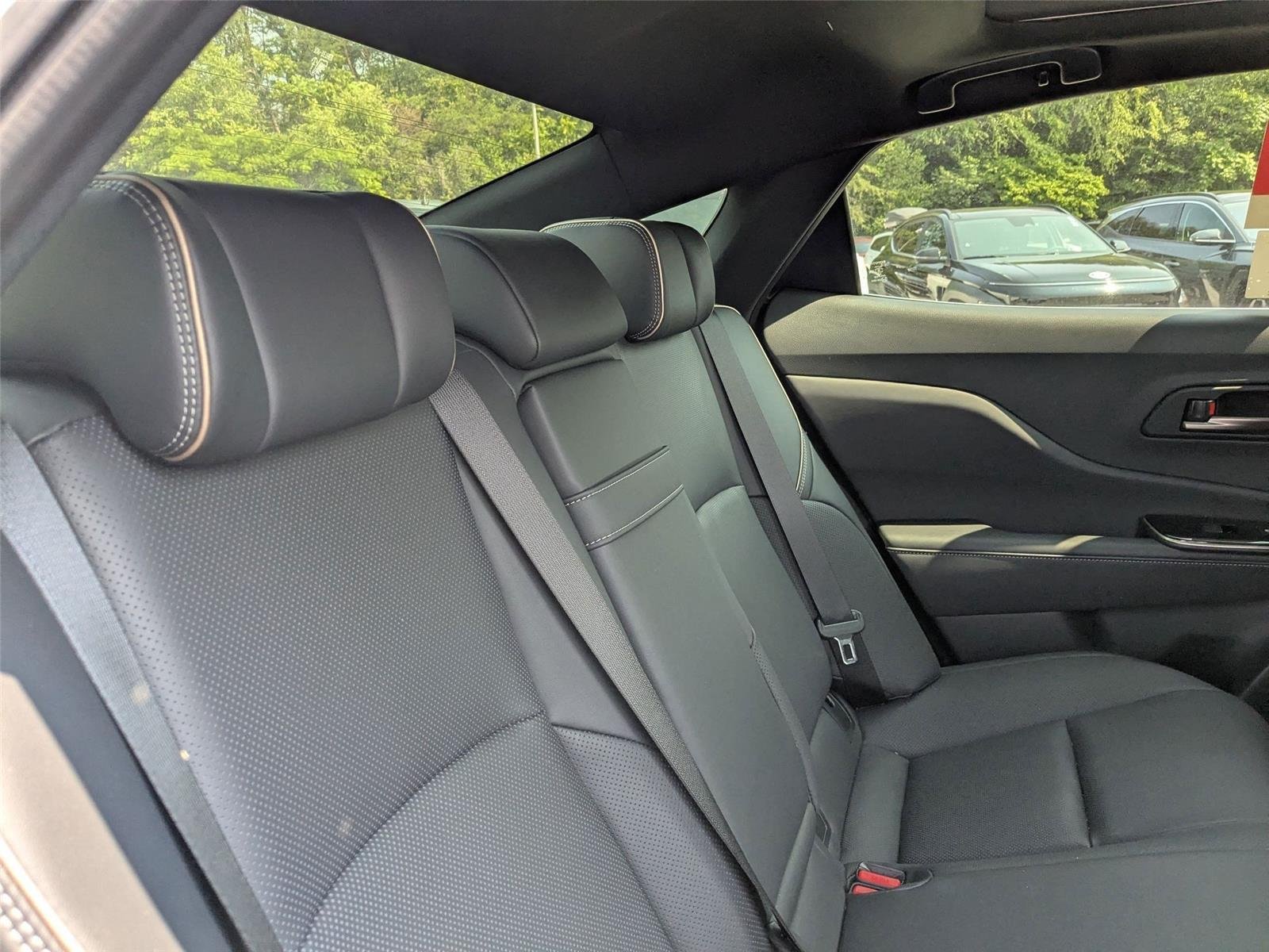 Used 2025 Oxygen White Toyota Platinum image 31