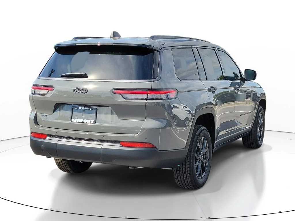 New 2027 Gray Jeep Laredo Altitude image 3