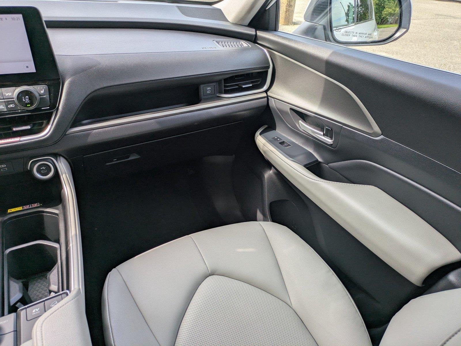 Used 2025 Wind Chill Pearl Toyota Hybrid XLE image 17