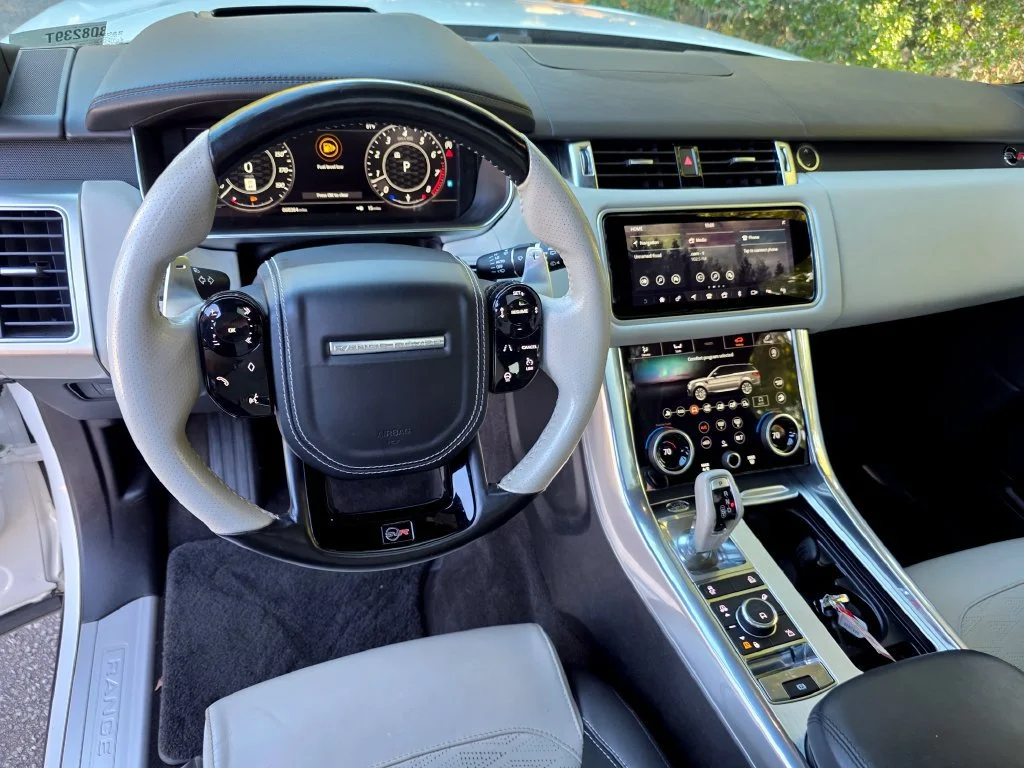 Used 2018 White Land Rover SVR image 17