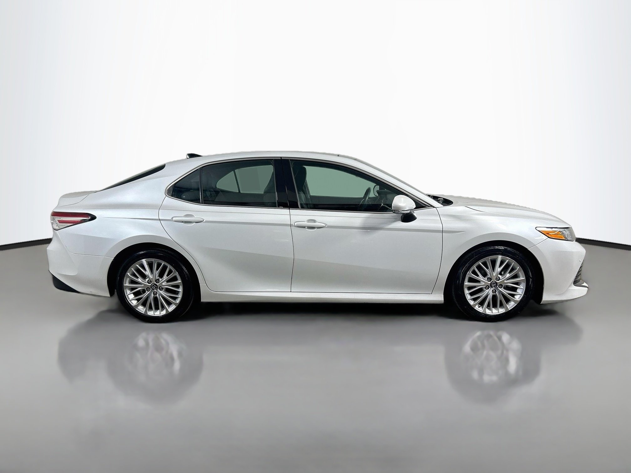 Used 2018 Wind Chill Pearl Toyota XLE image 8