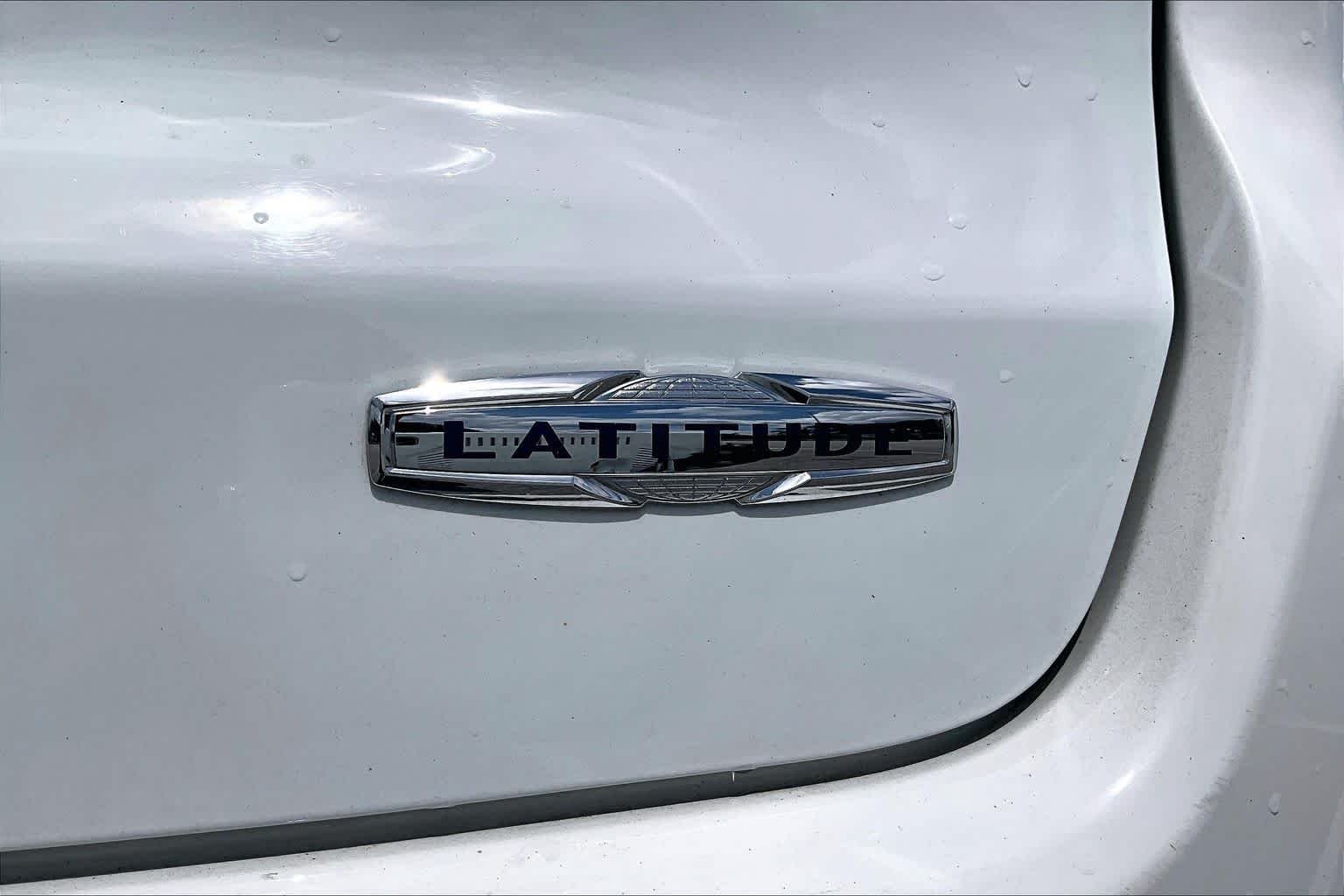 Used 2024 Bright White Clearcoat Jeep Latitude image 31