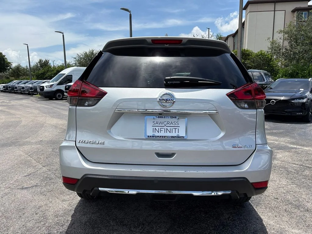 Used 2018 Silver Nissan SL image 8