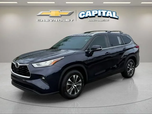 Used 2020  Toyota XLE image 1