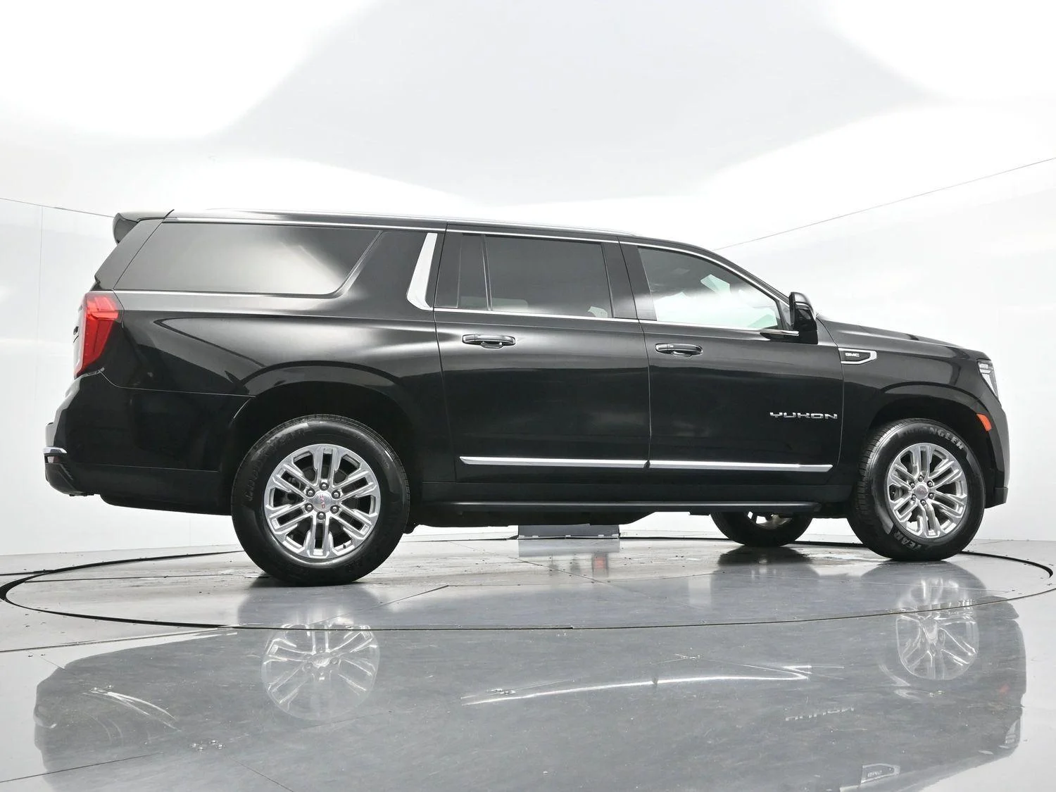 Used 2023 Onyx Black GMC SLT image 58