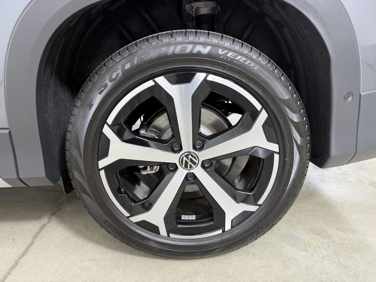 New 2026 Platinum Gray Metallic Volkswagen SE image 21