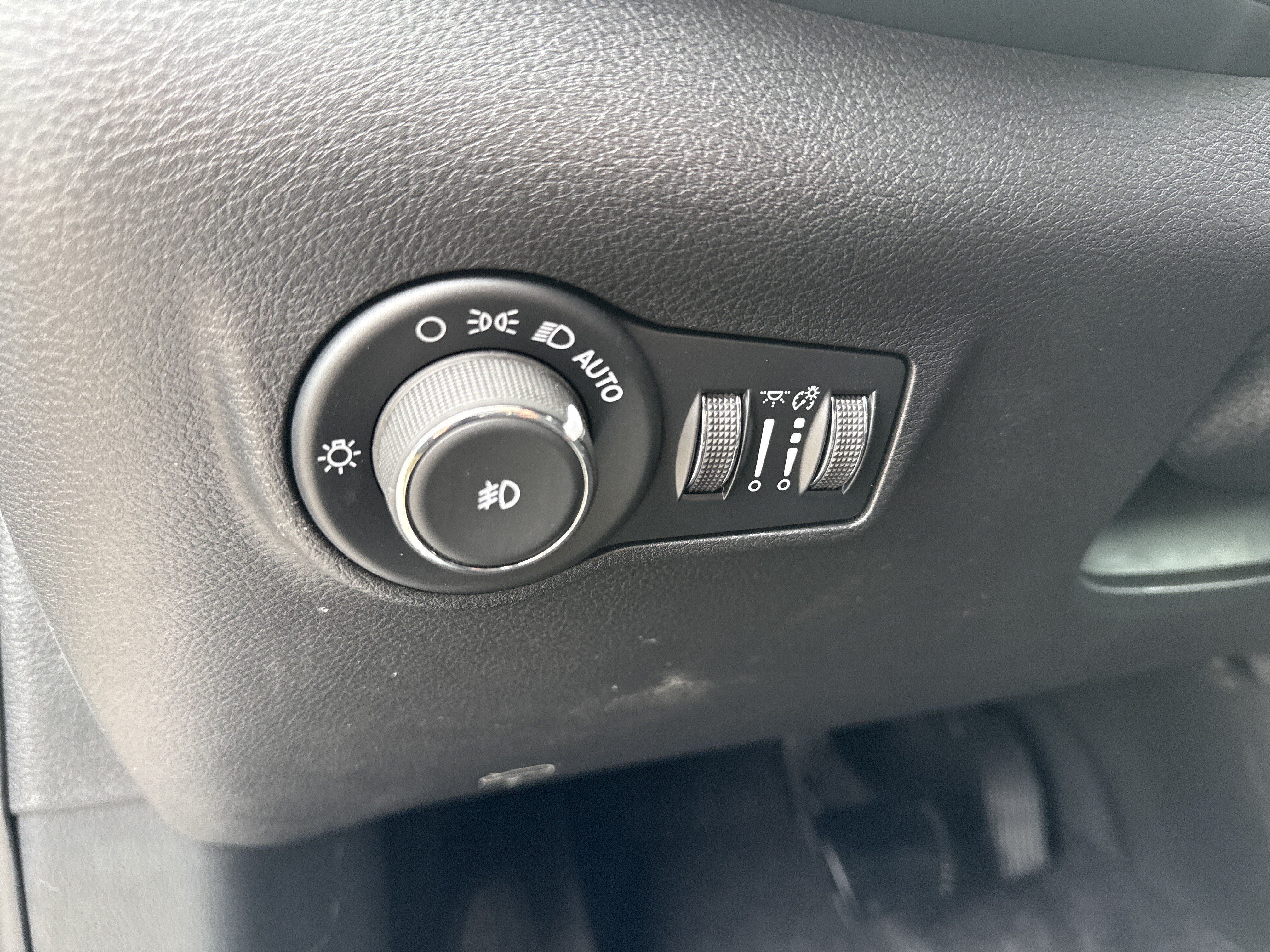 New 2026 Bright White Clear-Coat Exterior Paint Jeep Latitude image 31