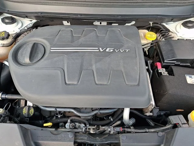 Used 2015 White Jeep Trailhawk image 27