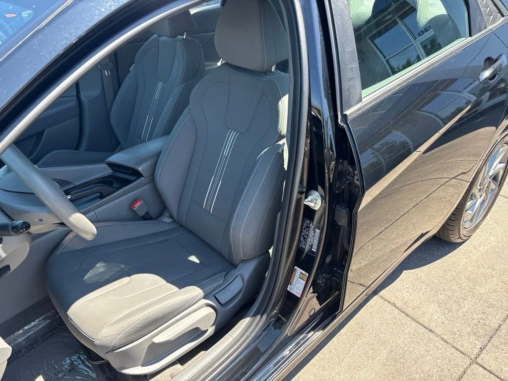 Used 2024 Black Hyundai SEL image 12